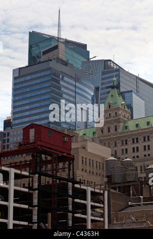 Vista di un impiego misto edifici verso Thompson Reuters Building, Times Square, New York, Manhattan STATI UNITI D'AMERICA Foto Stock
