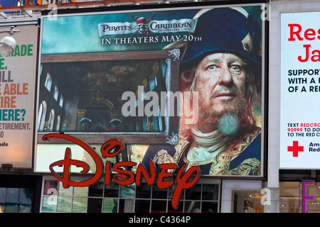 Pubblicità per i Pirati dei Caraibi sul straniero maree, Times Square Manhattan, New York City, Stati Uniti d'America Foto Stock