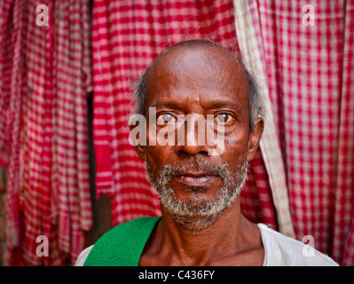 Ritratto di anziani venditore di fiori dal Malik Ghat il mercato dei fiori in Kolkata, West Bengal, India Foto Stock