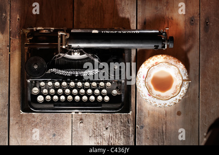 Vintage Underwood 3-banca per macchina da scrivere portatile e vintage tazza da tè & saucer Foto Stock