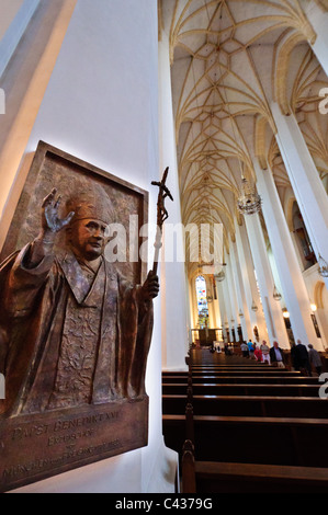 Lapide commemorativa del Papa Benedetto XVI nella Frauenkirche - Monaco di Baviera, Germania Foto Stock