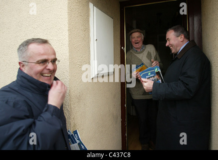 Sinn Fein's MLA per Foyle Mitchell McLaughlin (R) e Raymond McCartney (L) tele nel piccolo borgo di Park nella contea di Derry, 13 aprile 2005, l'Irlanda del Nord. Foto Stock