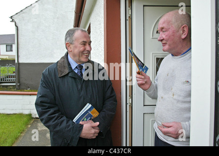 Sinn Fein's MLA per Foyle Mitchell McLaughlin tele nel piccolo borgo di Park nella contea di Derry, 13 aprile 2005, Irel settentrionale Foto Stock