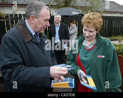 Sinn Fein's MLA per Foyle Mitchell McLaughlin tele nel piccolo borgo di Park nella contea di Derry, 13 aprile 2005, Irel settentrionale Foto Stock