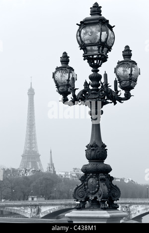 Lanterna di strada sul ponte Alexandre III contro la Torre Eiffel a Parigi, Francia. Foto Stock