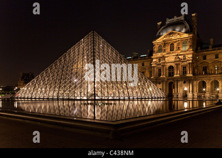 Louvre di notte. Parigi. La Francia. Foto Stock