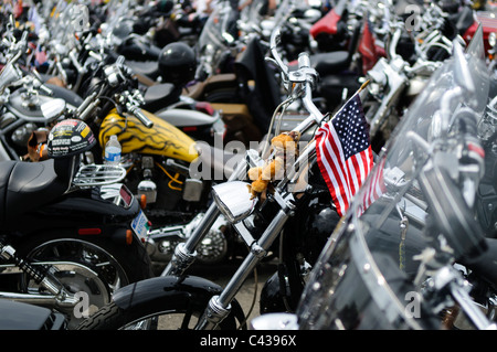 ARLINGTON, VA - una bandiera americana è montato sul manubrio di una bicicletta parcheggiata prima dell'annuale Rolling Thunder Raduno motociclistico attraverso il centro cittadino di Washington DC il 29 maggio 2011. Questa foto è stata presa come i piloti sono state lasciando l'area di staging in il Pentagono il nord parcheggio, dove migliaia di moto e piloti si erano riuniti. Foto Stock