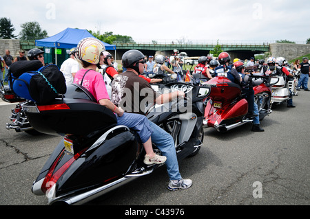 ARLINGTON va, Stati Uniti - i motociclisti partono dal parcheggio nord del Pentagono durante l'annuale rally motociclistico Rolling Thunder del 29 maggio 2011. L'evento, che attira migliaia di cavalieri, onora i veterani americani e i prigionieri di guerra. I partecipanti si riuniscono al Pentagono prima di attraversare il centro di Washington DC come parte delle attività del fine settimana del Memorial Day. Foto Stock