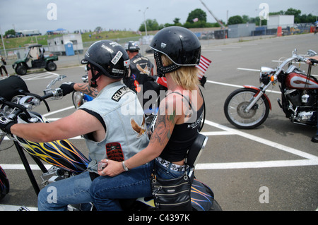 ARLINGTON va, Stati Uniti - i motociclisti partono dal parcheggio nord del Pentagono durante l'annuale rally motociclistico Rolling Thunder del 29 maggio 2011. L'evento, che attira migliaia di cavalieri, onora i veterani americani e i prigionieri di guerra. I partecipanti si riuniscono al Pentagono prima di attraversare il centro di Washington DC come parte delle attività del fine settimana del Memorial Day. Foto Stock