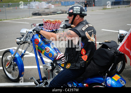 ARLINGTON va, Stati Uniti - i motociclisti partono dal parcheggio nord del Pentagono durante l'annuale rally motociclistico Rolling Thunder del 29 maggio 2011. L'evento, che attira migliaia di cavalieri, onora i veterani americani e i prigionieri di guerra. I partecipanti si riuniscono al Pentagono prima di attraversare il centro di Washington DC come parte delle attività del fine settimana del Memorial Day. Foto Stock