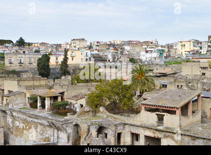Vista attraverso il sito archeologico di Ercolano con la città moderna in background Foto Stock