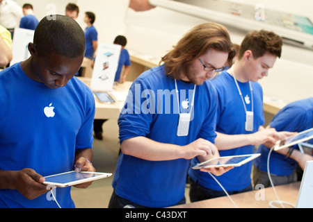 I dipendenti Apple di imparare a utilizzare l'iPad2 presso il Regent Street negozio momenti dopo che il prodotto è andato in vendita. Foto Stock