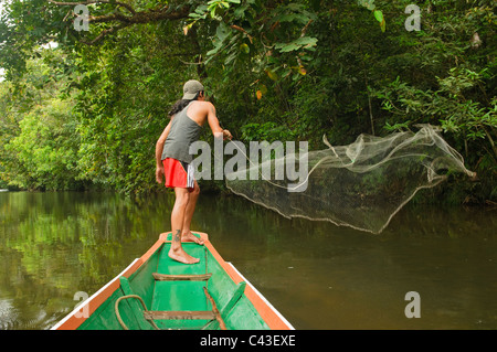 Iban uomo getta la sua rete da pesca in Batang Ai National Park in Sarawak, Borneo Malaysia Foto Stock