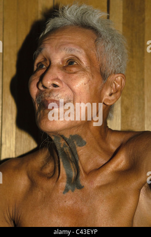 Iban sambuco con headhunters tradizionale tatuaggio sul suo collo al Nanga Sumpa longhouse nel Sarawak, Borneo Malaysia Foto Stock