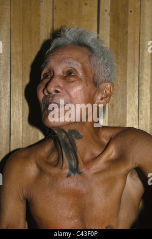 Iban sambuco con headhunters tradizionale tatuaggio sul suo collo al Nanga Sumpa longhouse nel Sarawak, Borneo Malaysia Foto Stock