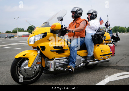 ARLINGTON va, Stati Uniti - i motociclisti partono dal parcheggio nord del Pentagono durante l'annuale rally motociclistico Rolling Thunder del 29 maggio 2011. L'evento, che attira migliaia di cavalieri, onora i veterani americani e i prigionieri di guerra. I partecipanti si riuniscono al Pentagono prima di attraversare il centro di Washington DC come parte delle attività del fine settimana del Memorial Day. Foto Stock