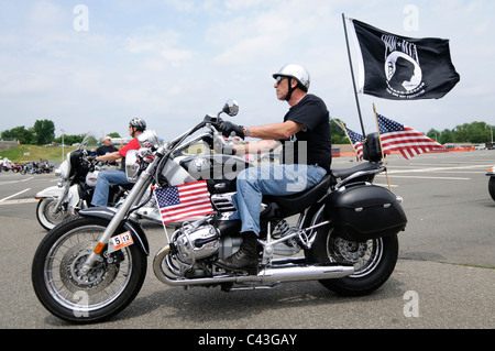 ARLINGTON va, Stati Uniti - i motociclisti partono dal parcheggio nord del Pentagono durante l'annuale rally motociclistico Rolling Thunder del 29 maggio 2011. L'evento, che attira migliaia di cavalieri, onora i veterani americani e i prigionieri di guerra. I partecipanti si riuniscono al Pentagono prima di attraversare il centro di Washington DC come parte delle attività del fine settimana del Memorial Day. Foto Stock