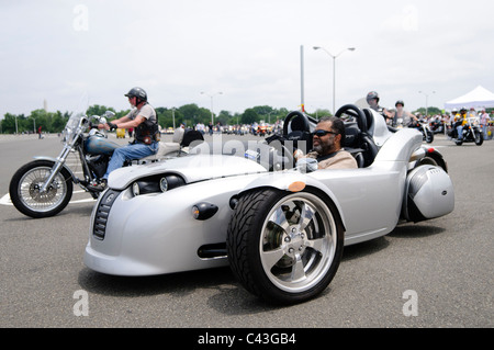 ARLINGTON va, Stati Uniti - i motociclisti partono dal parcheggio nord del Pentagono durante l'annuale rally motociclistico Rolling Thunder del 29 maggio 2011. L'evento, che attira migliaia di cavalieri, onora i veterani americani e i prigionieri di guerra. I partecipanti si riuniscono al Pentagono prima di attraversare il centro di Washington DC come parte delle attività del fine settimana del Memorial Day. Foto Stock