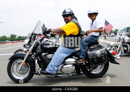 ARLINGTON va, Stati Uniti - i motociclisti partono dal parcheggio nord del Pentagono durante l'annuale rally motociclistico Rolling Thunder del 29 maggio 2011. L'evento, che attira migliaia di cavalieri, onora i veterani americani e i prigionieri di guerra. I partecipanti si riuniscono al Pentagono prima di attraversare il centro di Washington DC come parte delle attività del fine settimana del Memorial Day. Foto Stock