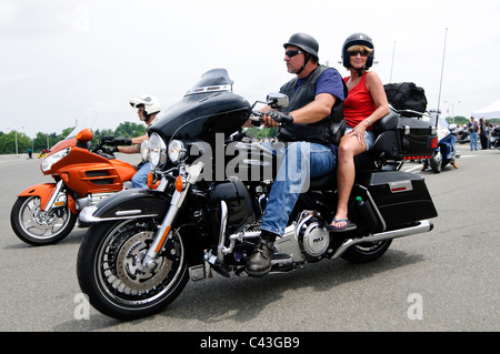 ARLINGTON va, Stati Uniti - i motociclisti partono dal parcheggio nord del Pentagono durante l'annuale rally motociclistico Rolling Thunder del 29 maggio 2011. L'evento, che attira migliaia di cavalieri, onora i veterani americani e i prigionieri di guerra. I partecipanti si riuniscono al Pentagono prima di attraversare il centro di Washington DC come parte delle attività del fine settimana del Memorial Day. Foto Stock