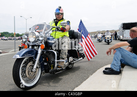 ARLINGTON va, Stati Uniti - i motociclisti partono dal parcheggio nord del Pentagono durante l'annuale rally motociclistico Rolling Thunder del 29 maggio 2011. L'evento, che attira migliaia di cavalieri, onora i veterani americani e i prigionieri di guerra. I partecipanti si riuniscono al Pentagono prima di attraversare il centro di Washington DC come parte delle attività del fine settimana del Memorial Day. Foto Stock