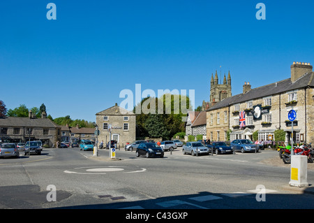 Il Black Swan Hotel e Piazza del mercato in primavera Helmsley North Yorkshire Inghilterra Regno Unito GB Gran Bretagna Foto Stock