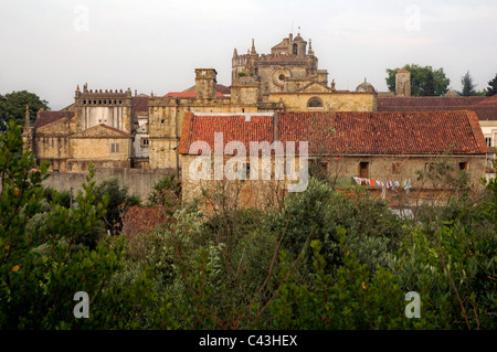 Vista del Convento di Cristo Convento de Cristo un romano ex convento cattolico e il monastero nella parrocchia civile di Tomar originariamente del XII secolo roccaforte dei Templari nel nord del Portogallo elencati come Patrimonio mondiale dell UNESCO Foto Stock