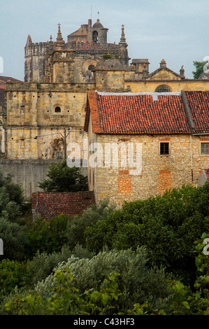 Vista del Convento di Cristo Convento de Cristo un romano ex convento cattolico e il monastero nella parrocchia civile di Tomar originariamente del XII secolo roccaforte dei Templari nel nord del Portogallo elencati come Patrimonio mondiale dell UNESCO Foto Stock