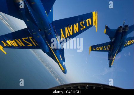 Stati Uniti Navy dimostrazione di volo squadrone, Blue Angels, unisciti a loro F/A-18 Hornet strike fighter sul Golfo del Messico in t Foto Stock