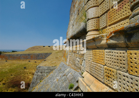 Parete massiccia del castello del XVI secolo nel borgo fortificato di Almeida nella sub-regione di Beira Interior Norte e il distretto di Guarda, Portogallo settentrionale Foto Stock