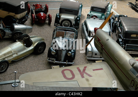 Raccolta di vecchie automobili visualizzato in "Transportation hall nel "Museo Tecnico Nazionale a Praga Repubblica Ceca Foto Stock