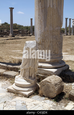 Statue di visitare le antiche rovine romane di Salamina, vicino a Famagosta, in turca di Cipro del nord Foto Stock