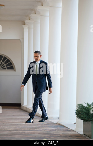 Il presidente Barack Obama passeggiate sul colonnato della Casa Bianca Foto Stock
