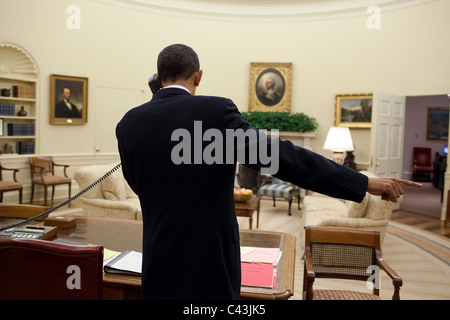 Il presidente Barack Obama parla al telefono con un membro del Congresso sulle cure sanitarie nell'Ufficio Ovale, Marzo 19, 2010. Foto Stock