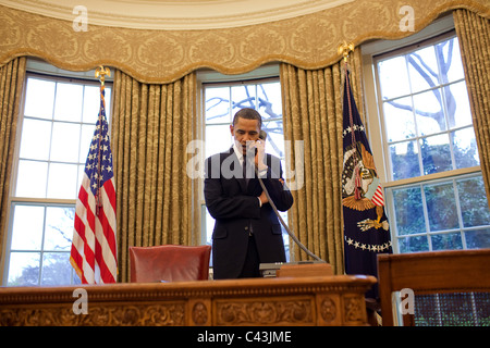 Il presidente Barack Obama parla al telefono con il Presidente Dmitry Medvedev della Russia nell'ufficio ovale Foto Stock