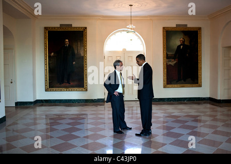 Il presidente Barack Obama parla con il capo del personale Rahm Emanuel in Oriente stanza del giardino della Casa Bianca Foto Stock