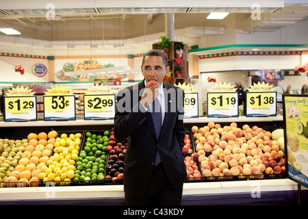 Il presidente Barack Obama mangia un pesche noci a seguito di un municipio incontro a Kroger il supermercato in Bristol, Va. il 29 luglio 2009. Foto Stock