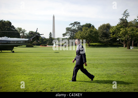 Il presidente Barack Obama passeggiate attraverso il South Lawn della Casa Bianca a Marina Uno Foto Stock