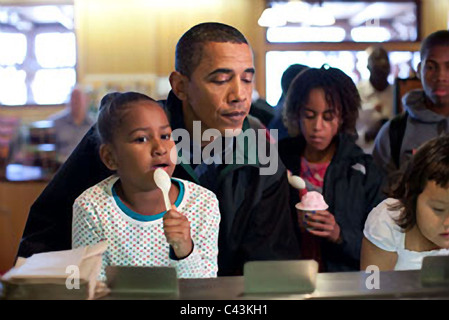 Il presidente Barack Obama e la figlia Sasha guardare oltre i diversi gusti di gelato disponibili presso un negozio Foto Stock