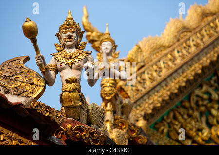 Thailandia del Nord tempio dettaglio della gronda del tetto Apsara, Wat Wangmo, Lampang, Thailandia Foto Stock