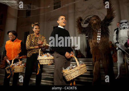 Il presidente Barack Obama e la First Lady Michelle Obama e Marian Robinson benvenuti bambini durante il periodo di halloween Foto Stock