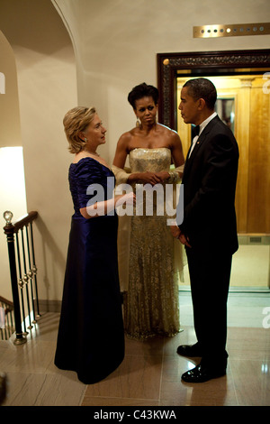 Il segretario di Stato Hillary Rodham Clinton conferisce con il Presidente Barack Obama e la First Lady Michelle Obama Foto Stock