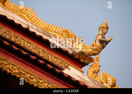 Thailandia del Nord del tempio di gronda del tetto decorazione Naga con Apsara, Wangmo tempio, Lampang, Thailandia Foto Stock
