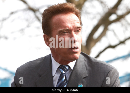 Arnold Schwarzenegger e Boris Johnston ride noleggiare biciclette vicino al City Hall di Londra. Foto Stock