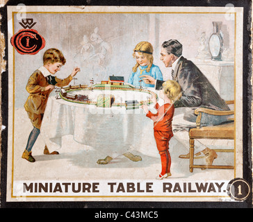 Il coperchio della scatola di illustrazione da orologeria in miniatura di Bing Tabella ferroviaria, il primo al mondo 00 gauge toy train set introdotto 1922. JMH4940 Foto Stock