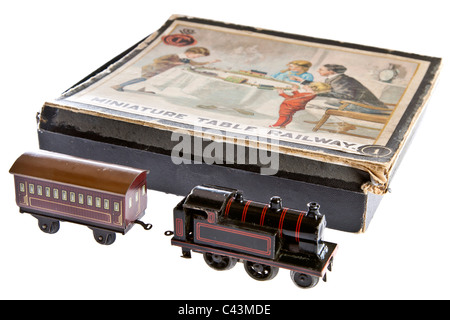 La precisione di un orologio di Bing vista tabella in miniatura Ferrovia è il primo al mondo 00 gauge toy train set introdotto nel 1922. JMH4942 Foto Stock