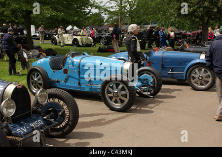 Vintage racing Bugatti presso "La vie en bleu' francese un evento a tema a Prescott hill climb nel Gloucestershire, Inghilterra, Regno Unito. Foto Stock