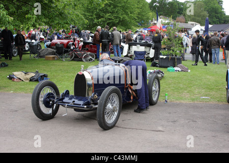 Due uomini al lavoro su un vintage Bugatti a 'La vie en bleu' francese un evento a tema a Prescott hill climb nel Gloucestershire, UK. Foto Stock