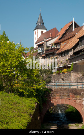 Paesaggio urbano in vista della città vecchia di Gernsbach, sullo sfondo la Liebfrauenkirche, Foresta Nera, Baden-Württemberg, Germania, Foto Stock