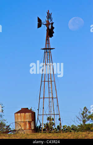 Grande, luna, giorno Lago Texoma, mattina, Texas, Stati Uniti d'America, cisterna di acqua, mulino a vento, mulino a vento Foto Stock